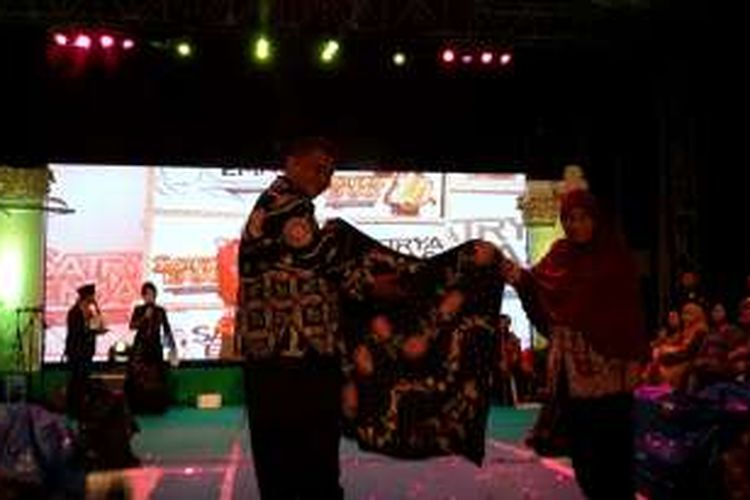 Salah seorang camat di Kabupaten Pasuruan, Jawa Timur saat menunjukkan batik khas daerahnya usai fashion dalam acara launching program Pusat Strategi dan Layanan Ekonomi Maslahat (Satrya Emas), Jumat (27/5/2016) malam.