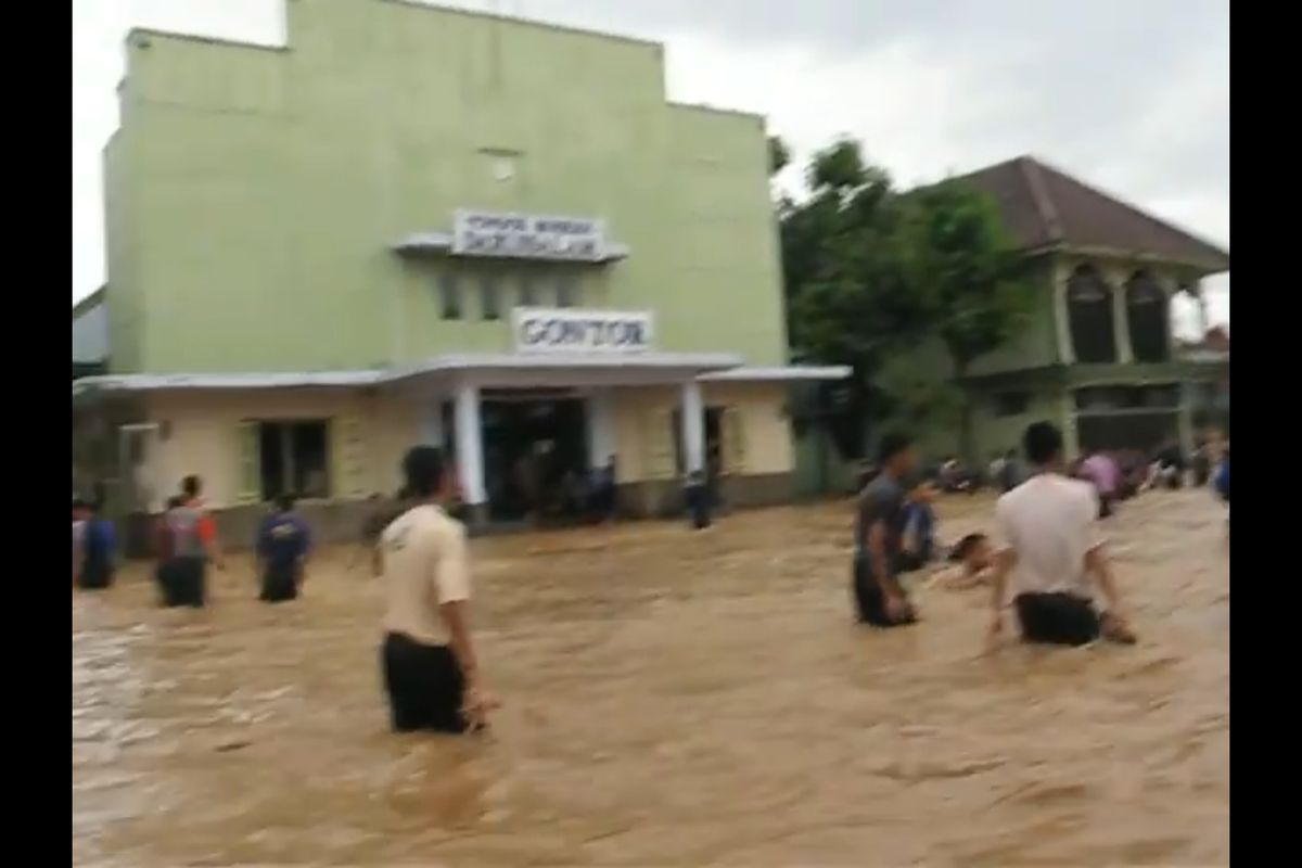 BANJIR—Inilah video banjir tahun 2007 yang menerjang halaman Pondok Gontor Ponorogo. Video itu menjadi viral lantaran diposting di media sosial sejak kemarin. Padahal kondisi saat ini tidak ada banjir yang menerjang di wilayah Desa Gontor dan Pondok Gontor.