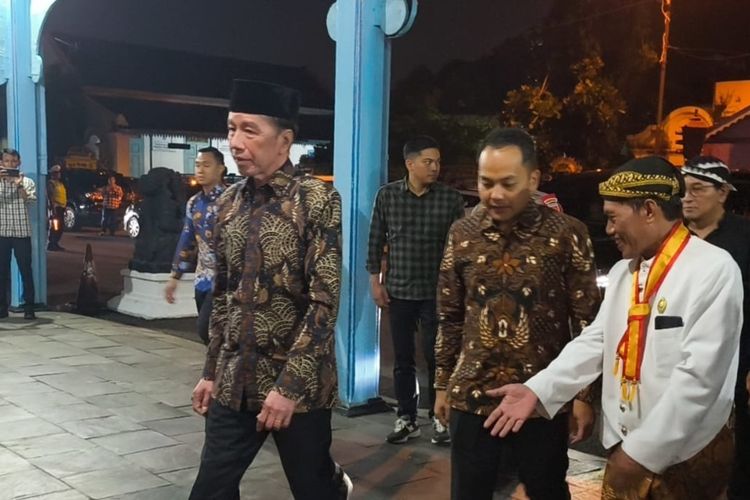 Presiden RI ke-7 Joko Widodo (Jokowi) melayat Raja Keraton Kasunanan Surakarta Hadiningrat, Kanjeng Sinuhun Paku Buwono (PB) XIII, di Sasana Parasdya, Keraton Kasunanan Solo, pada Minggu (2/11/2025) malam.