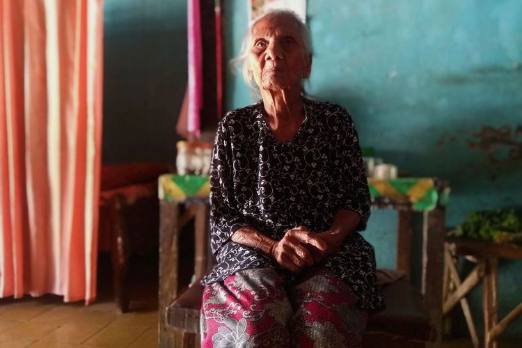 Mbah Siah (80) warga Desa Kleco Kabupaten Magetan akhirnya memiliki e-KTP setelah 10 tahun kesulitan mengurus dokumen kependudukan karena surat pengantar pindah domisili hilang.