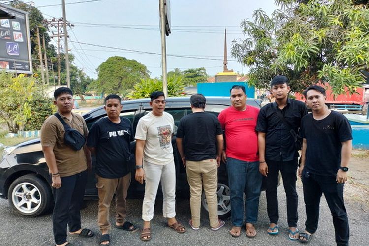 CKS (membelakangi kamera) pegawai SPBU di Lampung yang ditangkap karena menggelapkan uang setoran sebesar Rp 389,5 juta untuk berjudi slot.