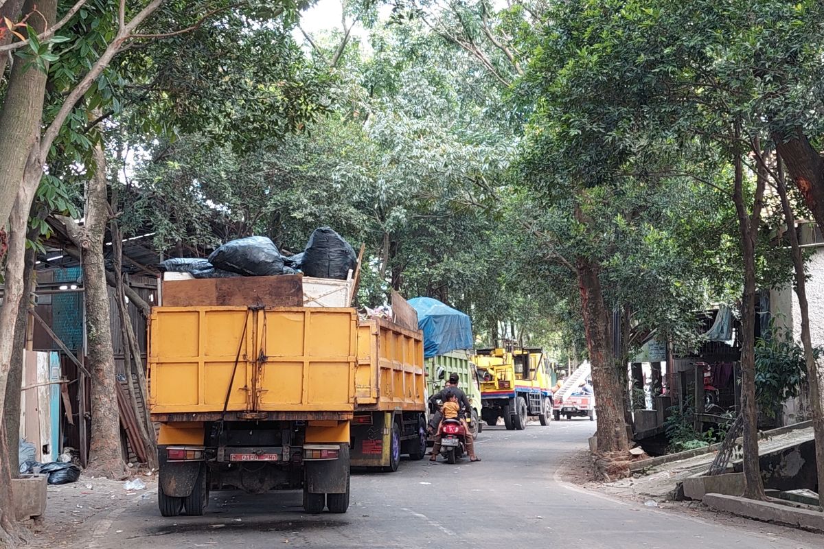 Antrean truk sampah yang hendak membuang sampahnya di Tempat Pembuangan Akhir (TPA) Cipayung, Depok, Jawa Barat, mengular, pada Jumat (14/7/2023) siang.