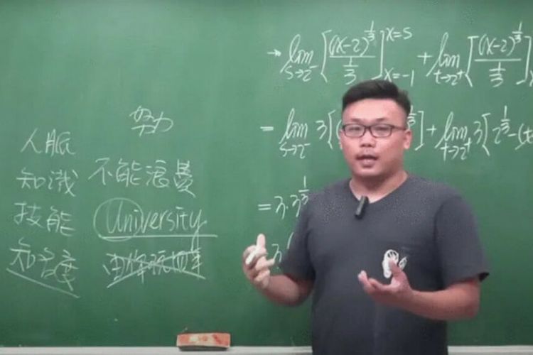 Changsu (34) guru matematika asal Taiwan, mengajar melalui Pornhub dan videonya laku keras. Dalam setahun ia meraup 7,5 juta dollar Taiwan (Rp 3,8 miliar).