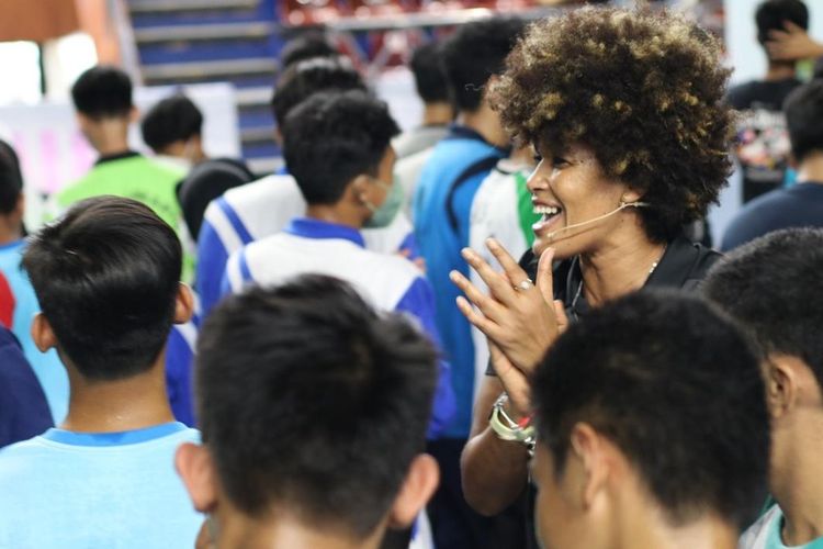 Pelatih Jr NBA Natalia Andrei Dos Santos berada di antara siswa-siswi Madrasah saat workshop Jr NBA Coaches Academy di Hall Basket GOR Bulungan, Jakarta, Selasa (31/5/2022).