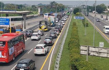 Sejumlah kendaraan melintasi KM 189 di Kecamatan Palimanan Kabupaten Cirebon Jawa Barat, pada Rabu (26/3/2025/ siang.