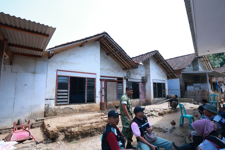 Jalan Kaki 1 Jam Menembus Lereng Tancak: Perjuangan Intan Nur Aini demi Sang Bayi