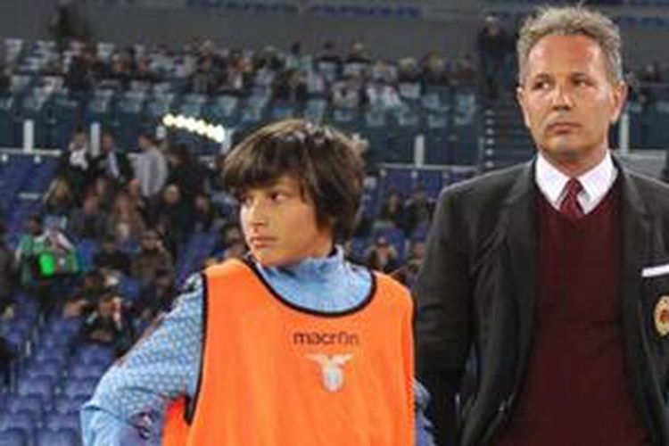 Sinisa dan Dusan Mihajlovic berada di kubu yang berseberangan, pelatih AC Milan dan anak gawang Lazio. 