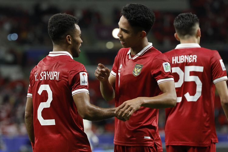 Gelandang timnas Indonesia Marselino Ferdinan (tengah) merayakan gol bersama rekan satu timnya setelah mencetak gol pertama Indonesia pada pertandingan sepak bola Grup D Piala Asia AFC Qatar 2023 antara Indonesia vs Irak di Stadion Ahmad bin Ali di Al-Rayyan, Doha, pada Senin 15 Januari 2024.