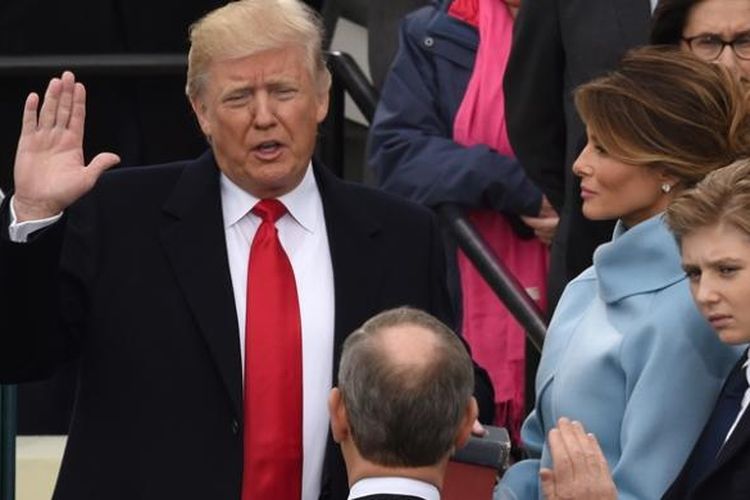 Barron Trump, berdiri di sebelah Melania Trump, menyaksikan ayahnya membacakan sumpah jabatan sebagai presiden ke-45 AS. Raut wajah Barron yang seolah tak menyukai momen itu menjadi bahan bully di dunia maya.