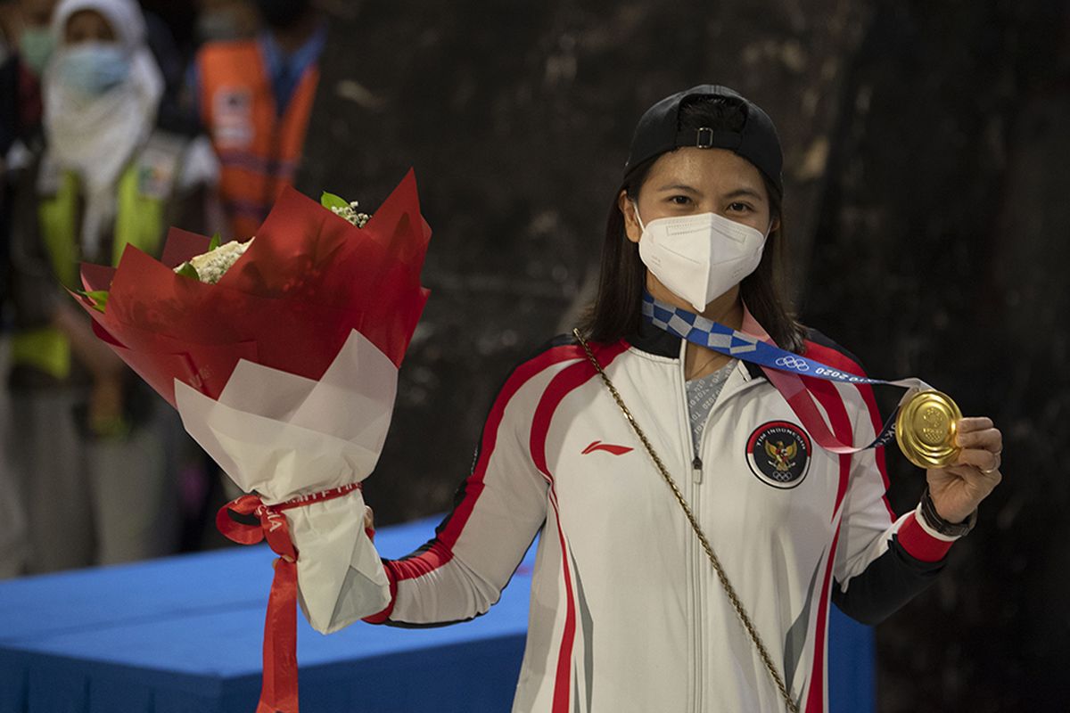 Pebulu tangkis ganda putri peraih medali emas Olimpiade Tokyo 2020, Greysia Polii berpose setiba di Bandara Soekarno Hatta, Tangerang, Banten, Rabu (4/8/2021).   Selain Greysia dan Apriyani, pebulu tangkis Anthony Ginting, Praveen Jordan, lifter Rahmat Erwin Abdullah, Nurul Akmal, petembak Vidya Rafika, sprinter Lalu Muhammad Zohri, dan Alvin Tehupeiory juga termasuk dalam kloter terakhir kepulangan kontingen Indonesia dari Olimpiade Tokyo.