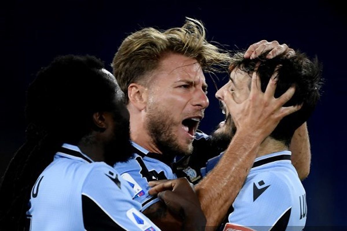 Ciro Immobile merayakan golnya bersama Jordan Lukaku dan Luis Alberto pada laga Lazio vs Cagliari di Stadion Olimpico, Roma, Jumat (24/7/2020) dini hari WIB. 