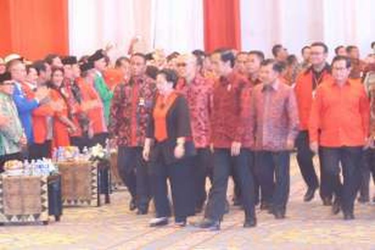 Presiden Joko Widodo dan Wakil Presiden Jusuf Kalla menghadiri Hari Ulang Tahun PDI-P di JCC, Jakarta, Selasa (10/12/2016).