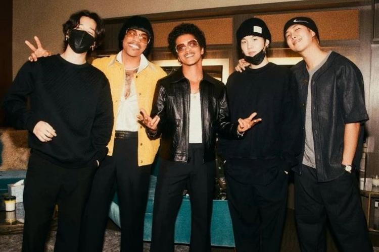 Tiga member BTS, yakni Jimin, Suga, dan RM menghadiri show duo Silk Sonic, yang terdiri dari Bruno Mars dan Anderson .Paak di Las Vegas pada Jumat (1/4/2022).