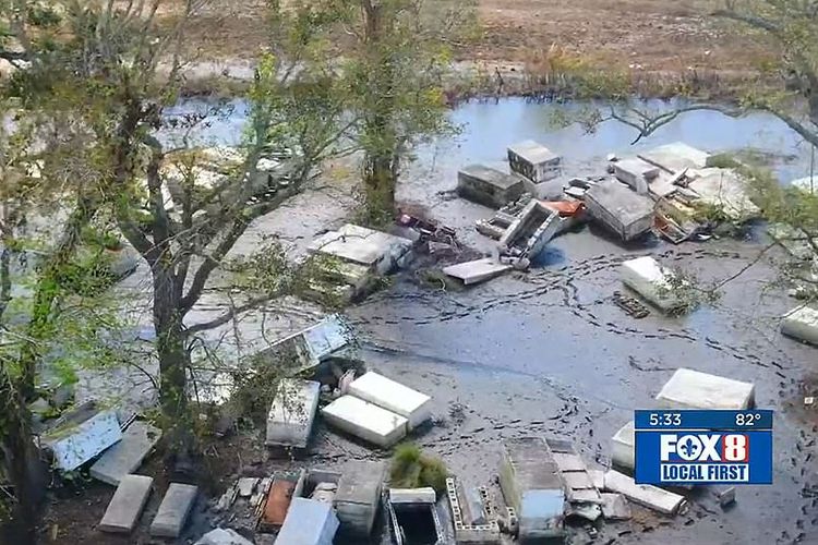 Peti mati berisi jenazah manusia masih berserakan di sekitar kota Louisiana, hampir empat minggu setelah hanyut dari kuburan mereka oleh banjir.
