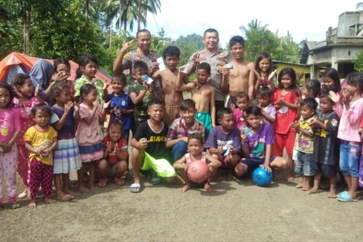 Anak-anak di pengungsian akibat gempa bumi di Kabupaten Halmahera Selatan, Maluku Utara, Kamis (25/07/2019)