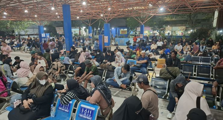 Keluarga Penumpang KM Virgo Transport 8 Masih Bertahan di Pelabuhan Trisakti Banjarmasin