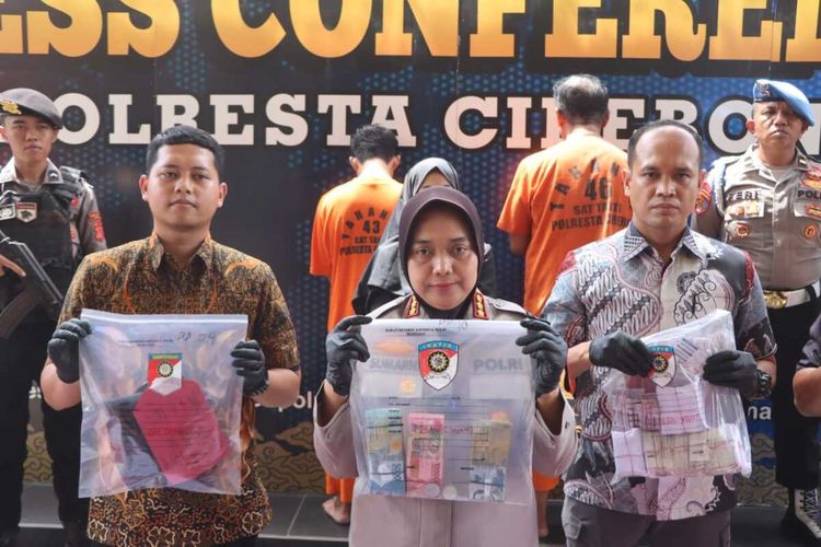 Kapolresta Cirebon Kombes Pol Sumarni bersama Jajaran Reskrim Polresta Cirebon menunjukan barang bukti pelaku DK (52) melakukan penipuan dan penggelapan modus travel umrah dengan korban 43 kepala desa senilai Rp1,3 milyar rupiah di Mapolresta Cirebon pada Jumat (29/11/2024) siang