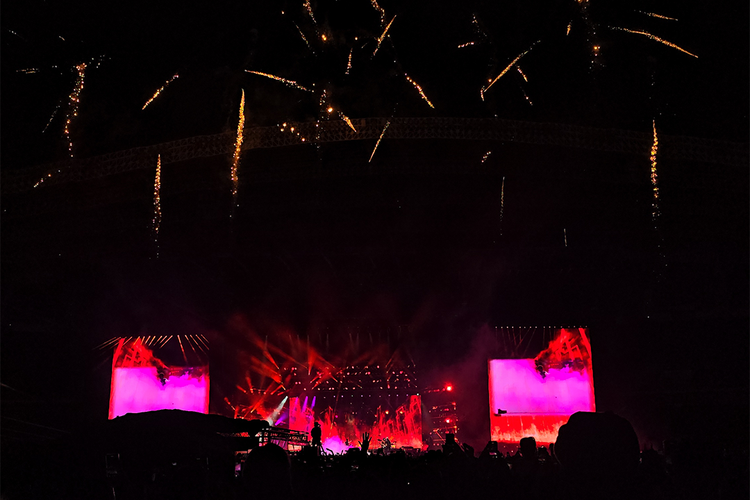 Konser Bruno Mars yang ditutup dengan lagu Uptown Funk disertai kembang api dari belakang panggung