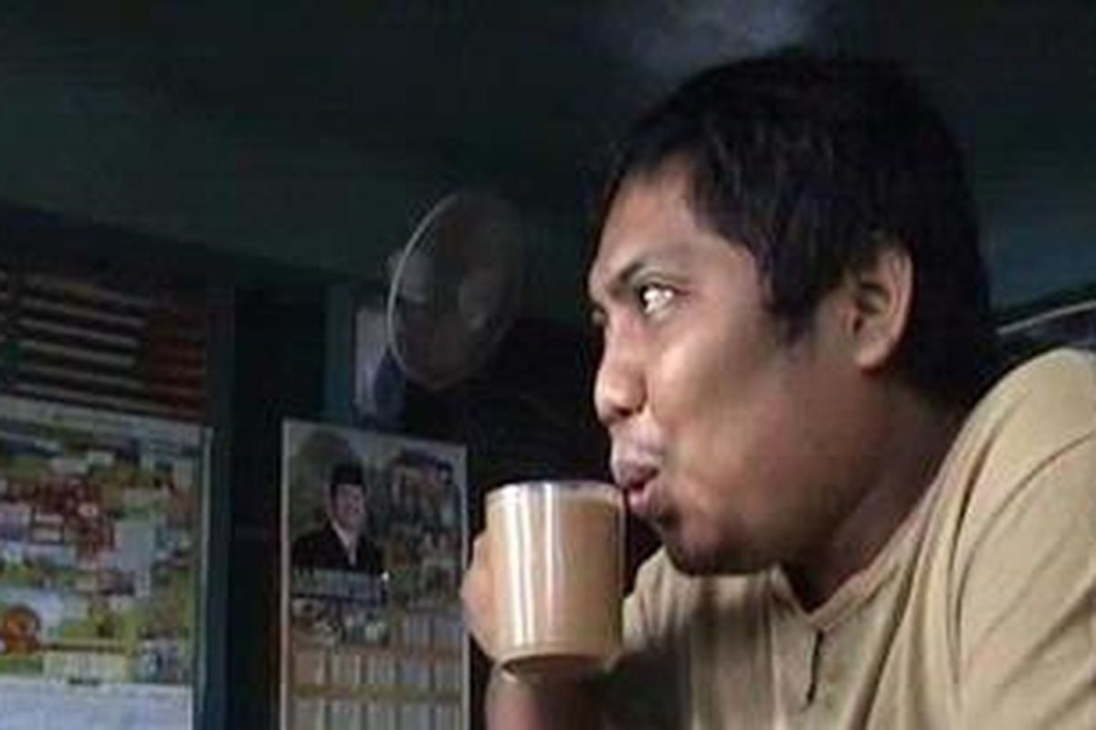 Salah seorang pengunjung tengah menikmati suguhan teh unik yang disebut teh Garu Kiri. Senin, (25/6/2012).