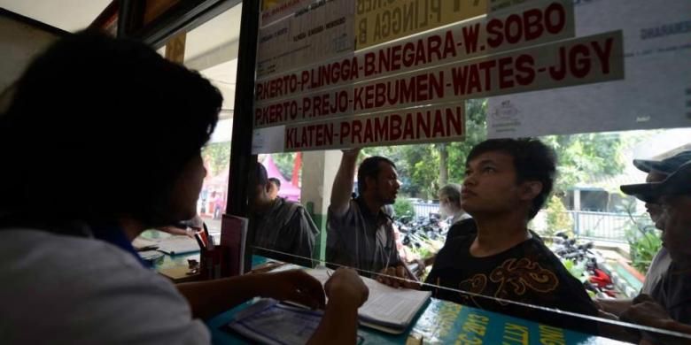 Calon penumpang mencari tiket bus tujuan Jawa Tengah di agen penjualan di Terminal Lebak Bulus, Jakarta Selatan, Jumat (2/8/2013). 