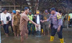 Tinjau Banjir Barito, Gubernur Kalteng Salurkan Bantuan dan Dorong RTH