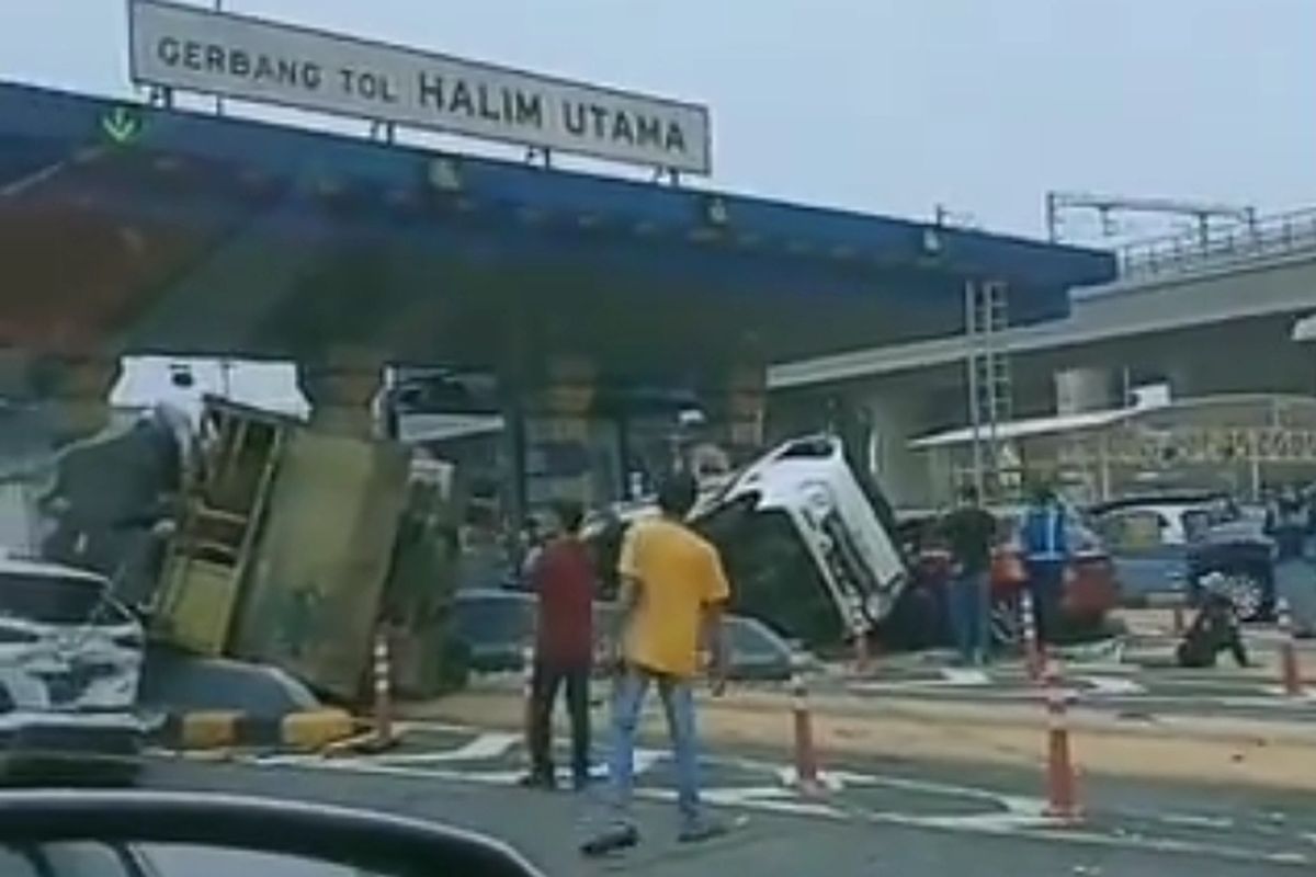 Kecelakaan beruntut di Gerbang Tol Halim Utama, Rabu (27/3/2024).
