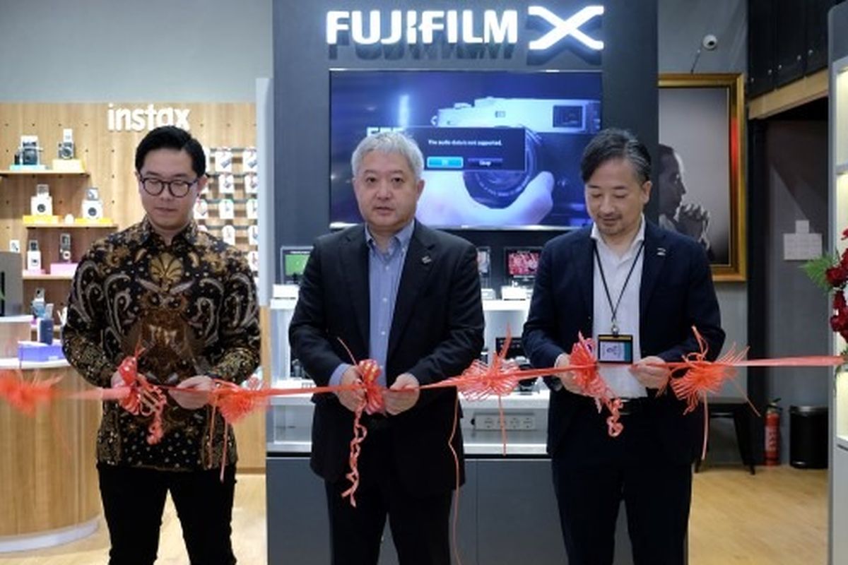 Kiri (Steven Obed Ongkowijaya dari Fujishop), Tengah (Mr. Haruto Iwata selaku Managing Director FFAP), Kanan (Mr. Masato Yamamoto selaku President Director FFID) dalam acara peresmian toko konsep pertamanya di Indonesia, Selasa (10/1/2023), di Mal Kota Kasablanka, Jakarta.
