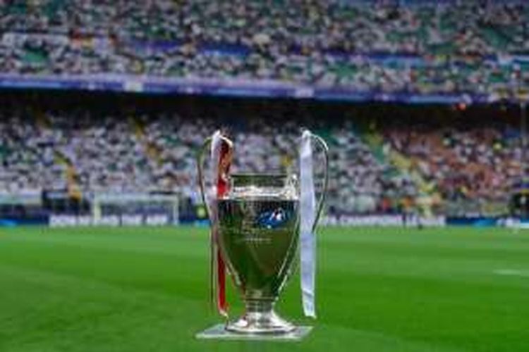 Trofi Si Kuping Besar dipajang jelang laga final Liga Champions 2015-2016 antara Real Madrid dan Atletico Madrid di San Siro, Mei 2016. 