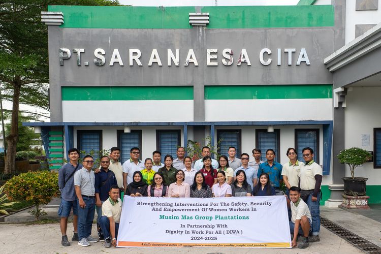 Musim Mas memperkuat peran Komite Gender di operasionalnya melalui program kolaborasi dengan DIWA untuk mendorong perlindungan, mendukung partisipasi, dan kontribusi strategis perempuan. Upaya ini tidak hanya mendorong perubahan untuk membenahi sistem, tetapi juga membentuk pola pikir dan budaya kerja yang lebih inklusif.