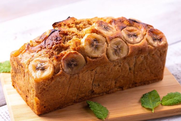 Memanfaatkan pisang ambon kematangan, coba resep bolu pisang panggang sederhana.