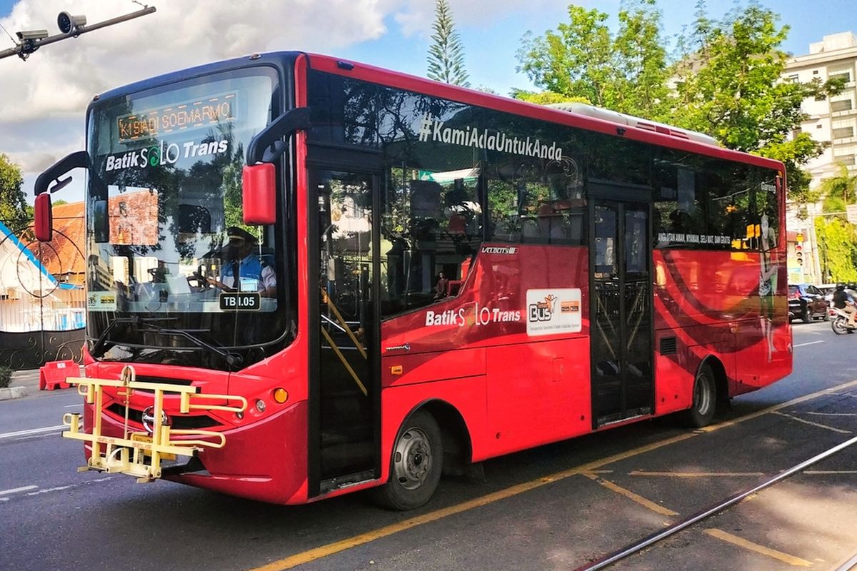 Bus Batik Solo Trans (BST) di Kota Solo, Jawa Tengah, Senin (31/10/2022).Layanan Batik Solo Trans akan memberikan tarif khusus untuk pelajar, lansia, dan penyandang disabilitas per 1 Juli 2023.