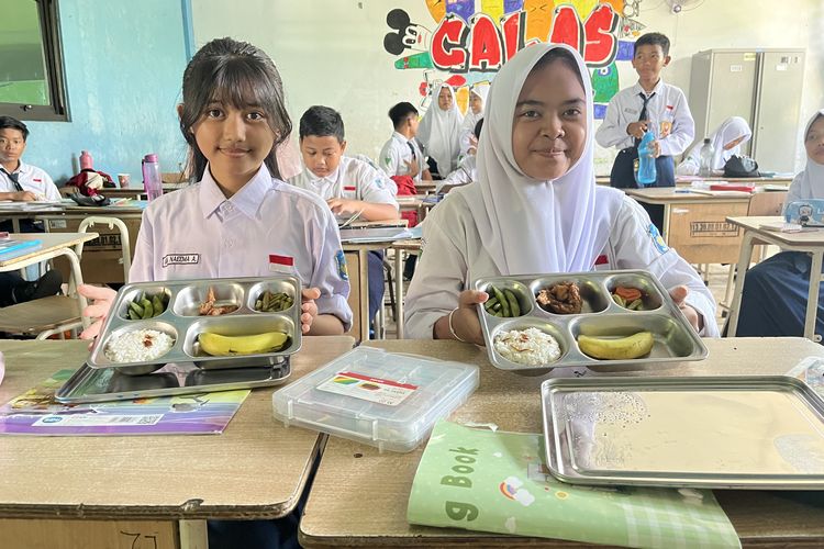 Para siswa SMP Negeri 13 Surabaya saat menerima menu Makan Bergizi Gratis (MBG), Selasa (14/10/2025).