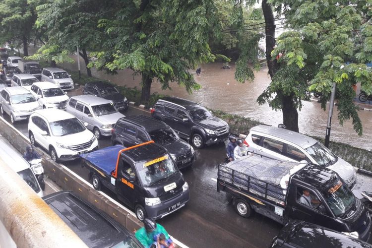 Kondisi kemacetan dan banjir di Jalan Letjen Soeprapto, Cempaka Putih, Jakarta Pusat, Kamis (15/2/2018)