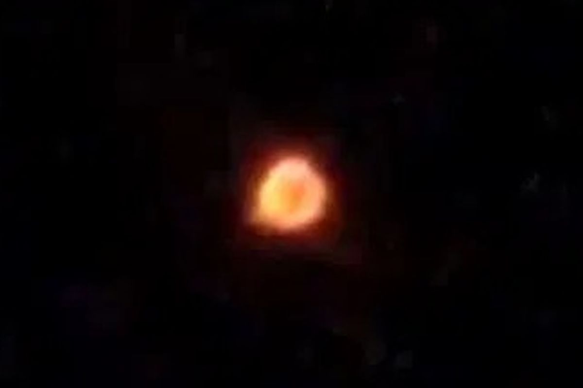Objek misterius di atas langit India. [Via The Sun]