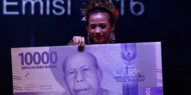 Tampilan uang NKRI baru di Gedung Bank Indonesia, Senin (19/12/2016). Bank Indonesia meluncurkan uang NKRI baru dengan menampilkan 12 pahlawan nasional, Adapun uang desain baru yang diluncurkan hari ini mencakup tujuh pecahan uang rupiah kertas dan empat pecahan uang rupiah logam.