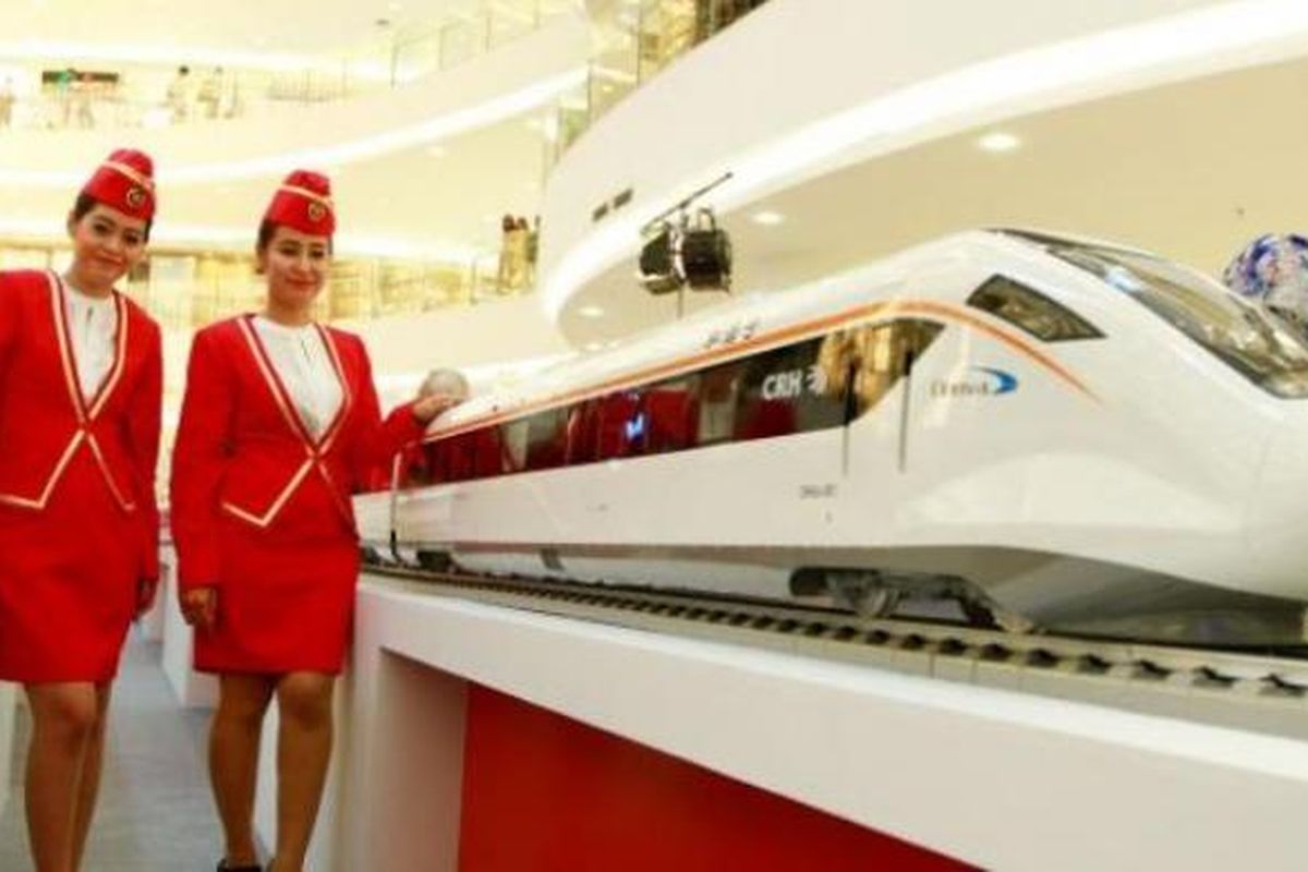 Model berfoto dengan miniatur kereta cepat milik Tiongkok pada pameran Kereta Cepat dari Tiongkok di Senayan City (Sency), Jakarta Pusat, Kamis (13/8/2015). Pemerintah Indonesia merencanakan pembangunan kereta cepat Jakarta-Bandung dan Pemerintah Tiongkok merupakan salah satu pihak yang menawarkan kerjasama dalam pembangunan kereta cepat tersebut. 
