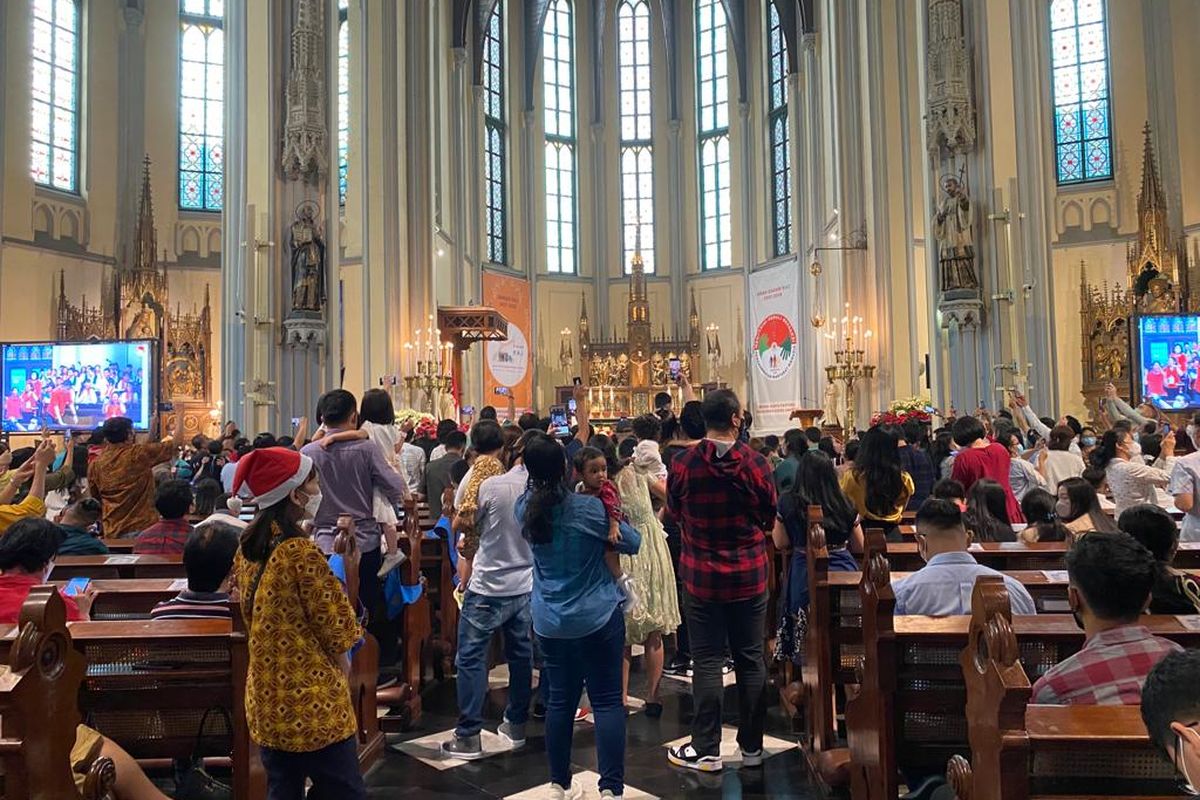 Suasana Misa Natal 2022 sesi kedua di Gereja Katedral Jakarta pada Minggu (25/12/2022). Di sesi kedua, anak-anak berebut untuk mendapatkan hadiah dari Sinterklas yang hadir di tengah-tengah rangkaian acara. 