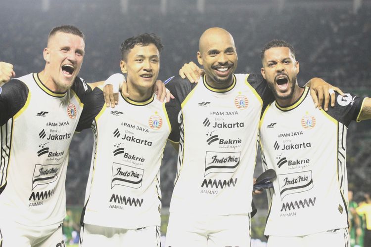 Momen selebrasi gol Dony Tri Pamungkas dalam laga pekan kesembilan Super League 2025-2026 antara Persebaya vs Persija di Stadion Gelora Bung Tomo, Sabtu (18/10/2025).