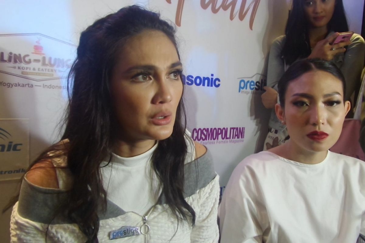 Luna Maya dan Ayu Dewi usai perayaan ulang tahun ke-2 Luna Habit di Kota Kasablanka, Jakarta Selatan, Kamis (20/4/2017) malam.