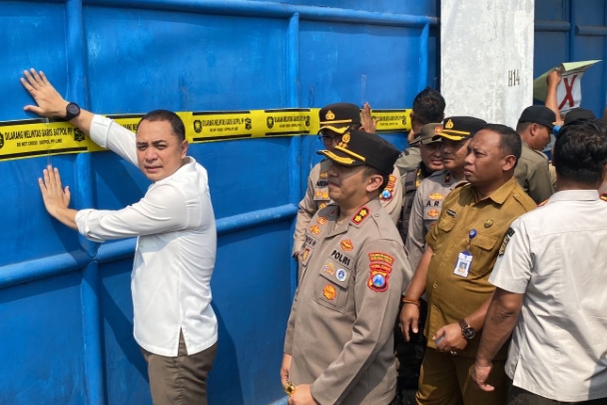 Wali Kota Surabaya, Eri Cahyadi ketika menyegel Gudang CV Sentoso Seal, Rabu (23/4/2025).