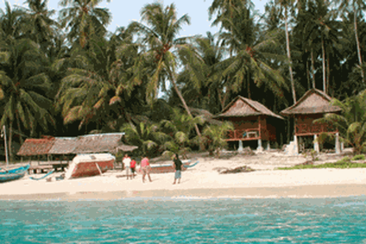 Salah satu sudut pantai Pulau Asuh, Nias Barat, Sumatera Utara, akhir Mei 2012.  