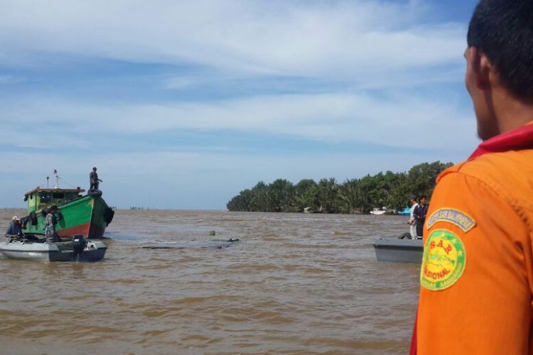  (Foto Octavianto)Mencari ABK kapal tnggelam yang belum diketahui nasibnya, tn Sar dari Basarnas akan melaukan penyelaman di perairam Muara Berau – Muara Badak Kalimantan Timur.Tiur.