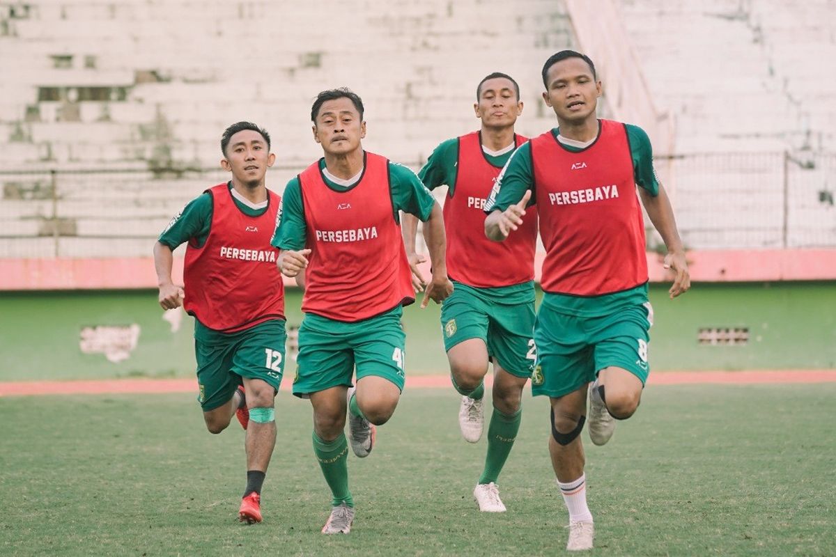 Rendi Irwan, Samsul Arif, M. Syaifuddin dan Oktafianus Fernando menjalani menu latihan conditioning, Sabtu (06/03/2021) sore.