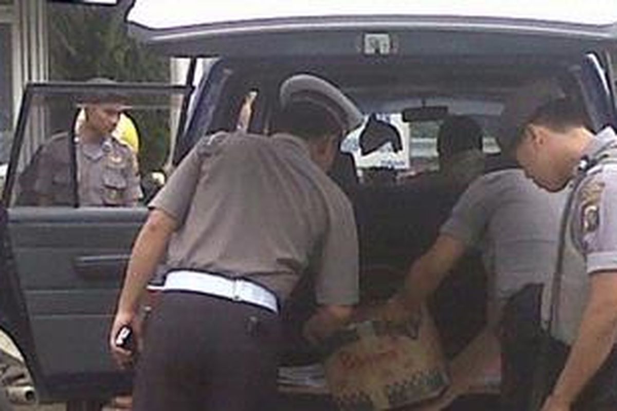 Anggota Brimob di Dolok Masihul, Serdang Bedagai, Sumut, melakukan pemeriksaan di sejumlah ruas jalan di Serdang Bedagai, Sumut, Jumat (1/10/2010).