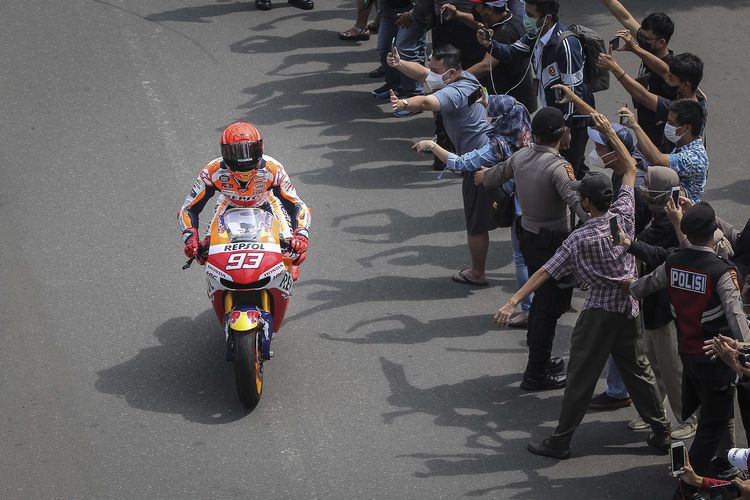 Pebalap MotoGP dari tim Repsol Honda Marc Marquez mengikuti parade di kawasan Jalan M.H.Thamrin, Jakarta, Rabu (16/3/2022). Parade digelar untuk memeriahkan seri kedua MotoGP yang akan diselenggarakan di Sirkuit Mandalika pada 18-20 Maret 2022.