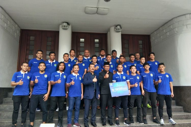 Wali Kota Bandung Ridwan Kamil saat berfoto berasama tim Persib Bandung di Balai Kota Bandung, Jalan Wastukancana, Selasa (21/3/2017)