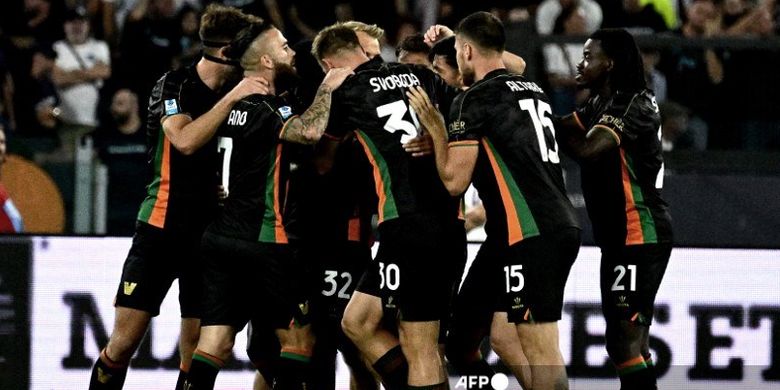 Para pemain Venezia merayakan gol dalam pertandingan Serie A Italia antara Lazio vs Venezia di Stadion Olimpico, Roma, pada 18 Agustus 2024. (Photo by tiziana fabi / AFP)