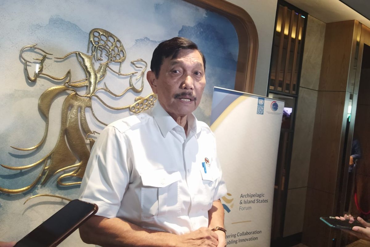 Menteri Koordinator Bidang Kemaritiman dan Investasi Luhut Binsar Pandjaitan di Hotel Mandarin Oriental, Rabu (12/10/2022). Luhut mengatakan ada kepala negara G20 yang berencana bawa tiga pesawat ke Indonesia.