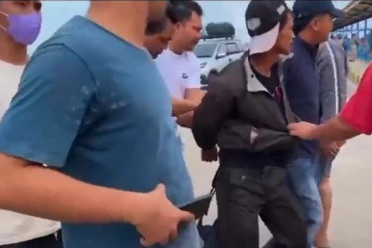 Tersangka RO saat diamankan polisi di Tanjung Kalian, Bangka Barat, Kepulauan Bangka Belitung, Senin (22/5/2023).