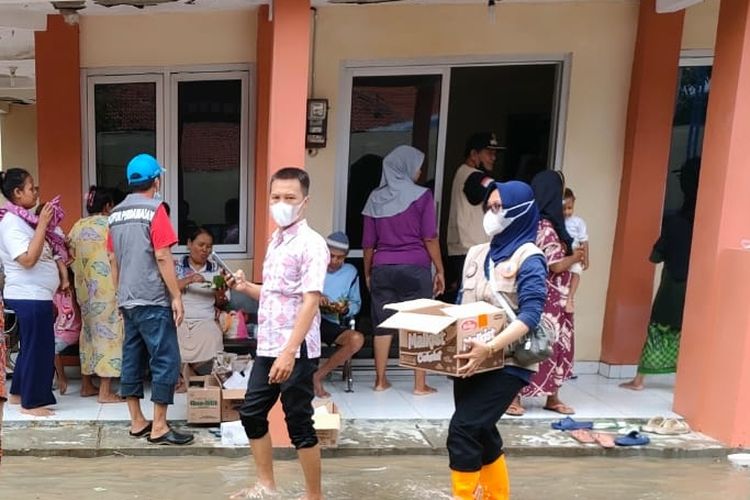 Sejumlah warga mengungsi di Pendapa Kecamatan Margadana, Kota Tegal, Jawa Tengah karena rumahnya tergenang banjir, Selasa (23/11/2021) (Istimewa)